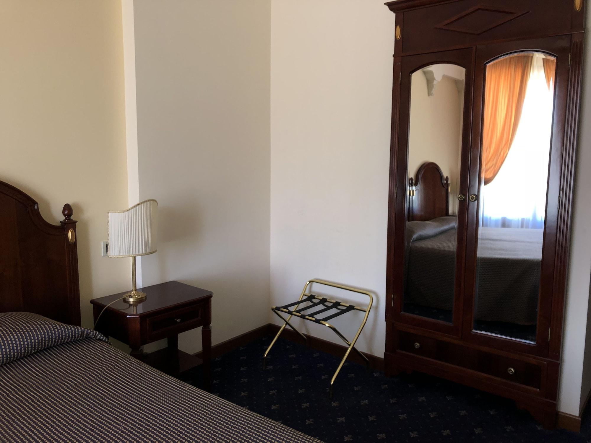 Grand Hotel Palace Марсала Екстер'єр фото A room at the hotel