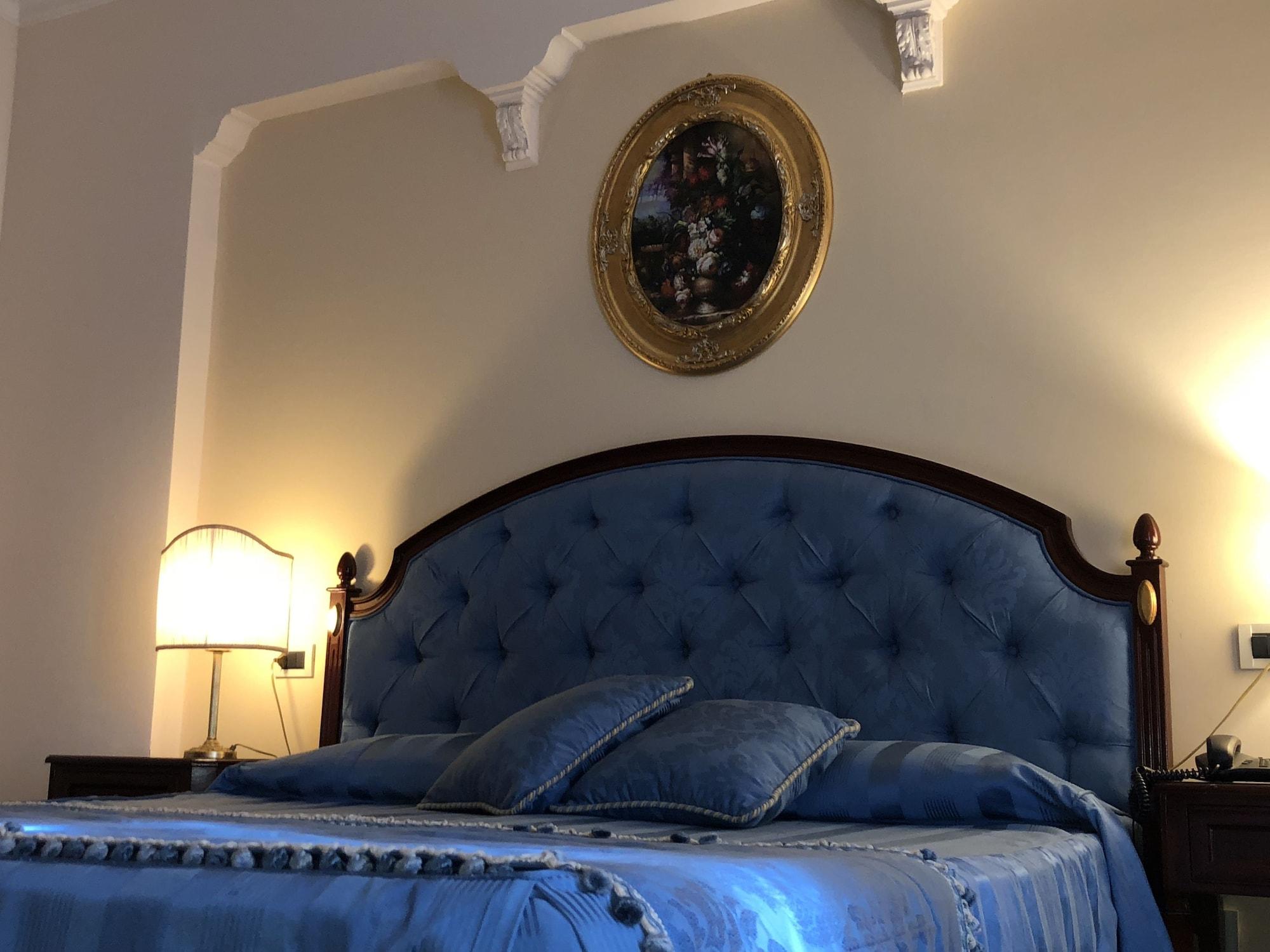 Grand Hotel Palace Марсала Екстер'єр фото A bedroom at the hotel