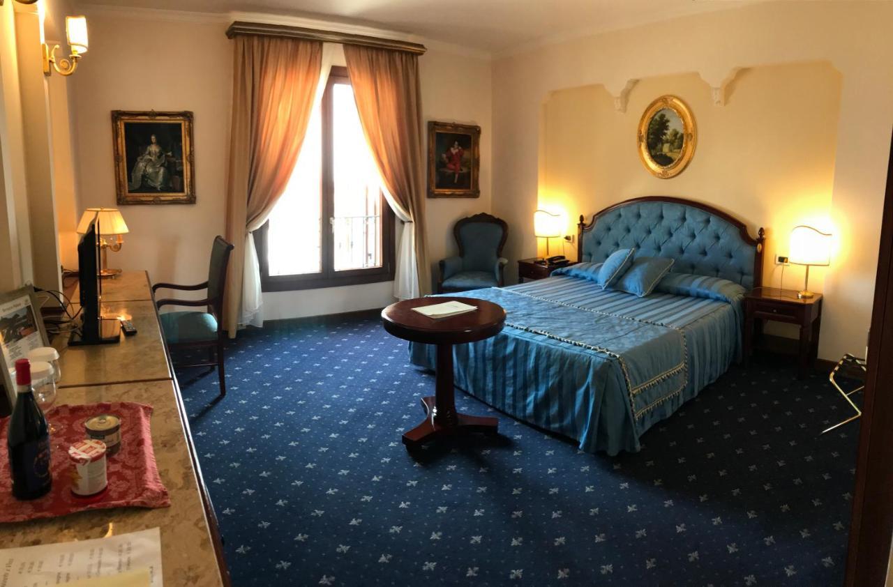 Grand Hotel Palace Марсала Екстер'єр фото A room at the hotel